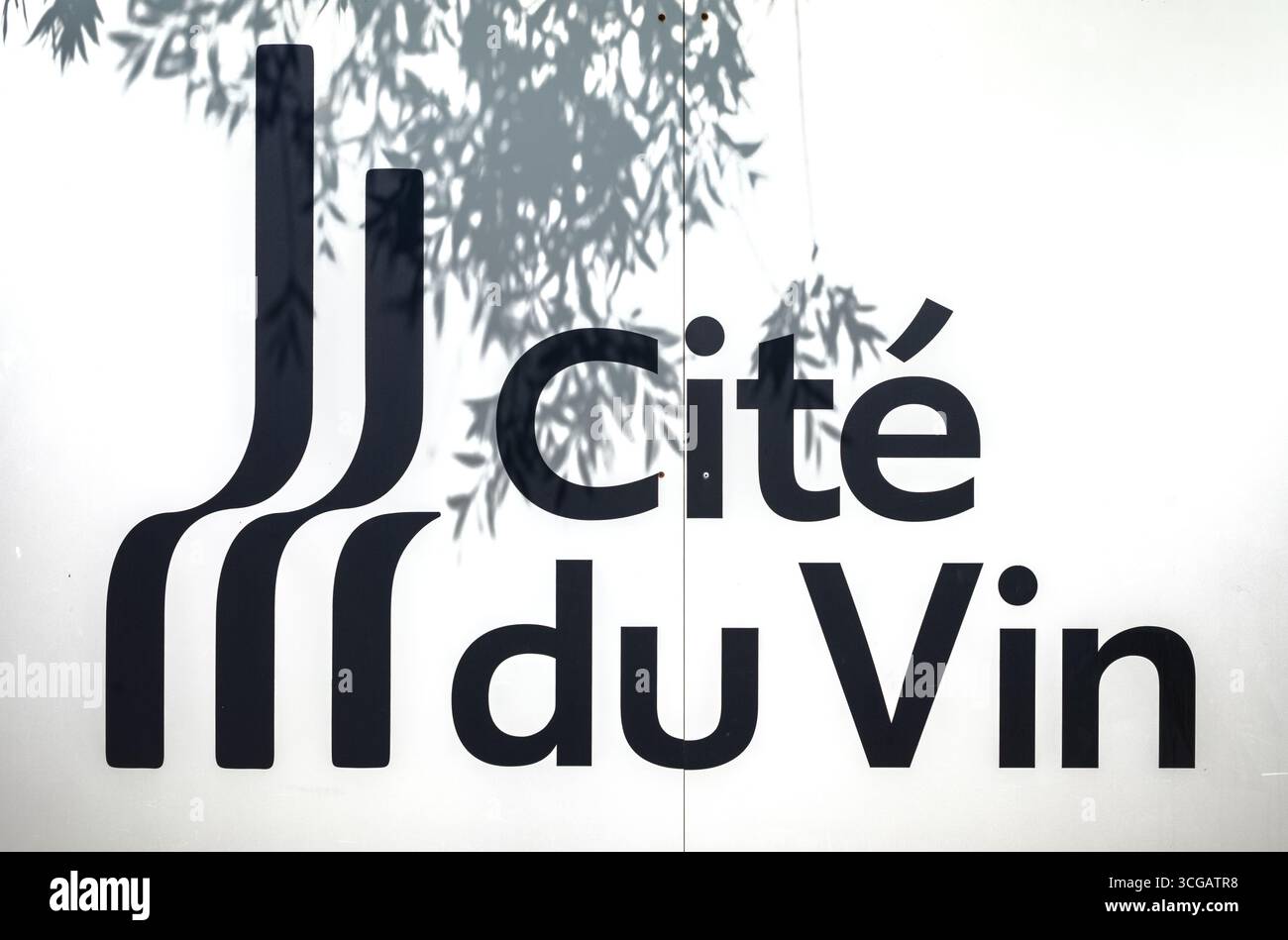 Ein Namensschild mit Baumschatten für das moderne Weinmuseum Cite du Vin in Bordeaux, Frankreich. Stockfoto