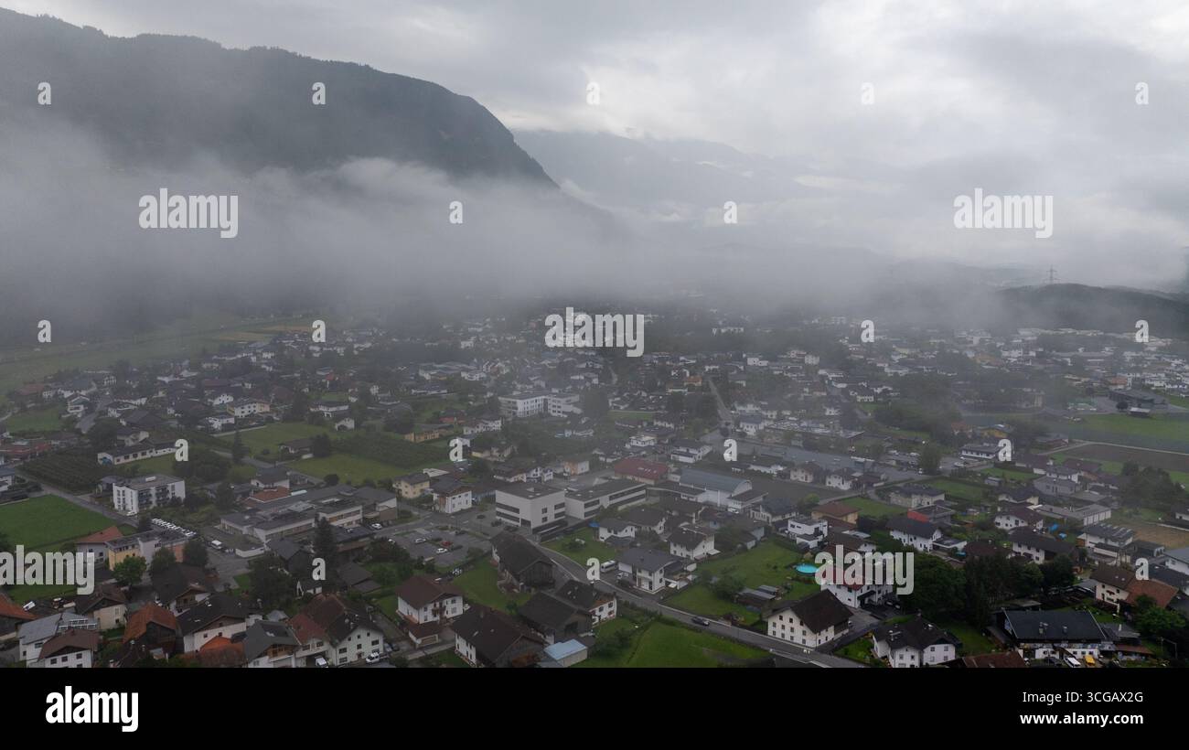 Nebeliger Morgen über Haiming in Tirol, Österreich Stockfoto