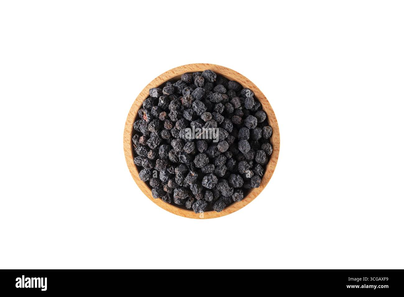 Getrocknete Aronia oder schwarze Aronia - Aronia melanocarpa in lateinischer sprache in Holzschale isoliert auf weißem Hintergrund. Stockfoto