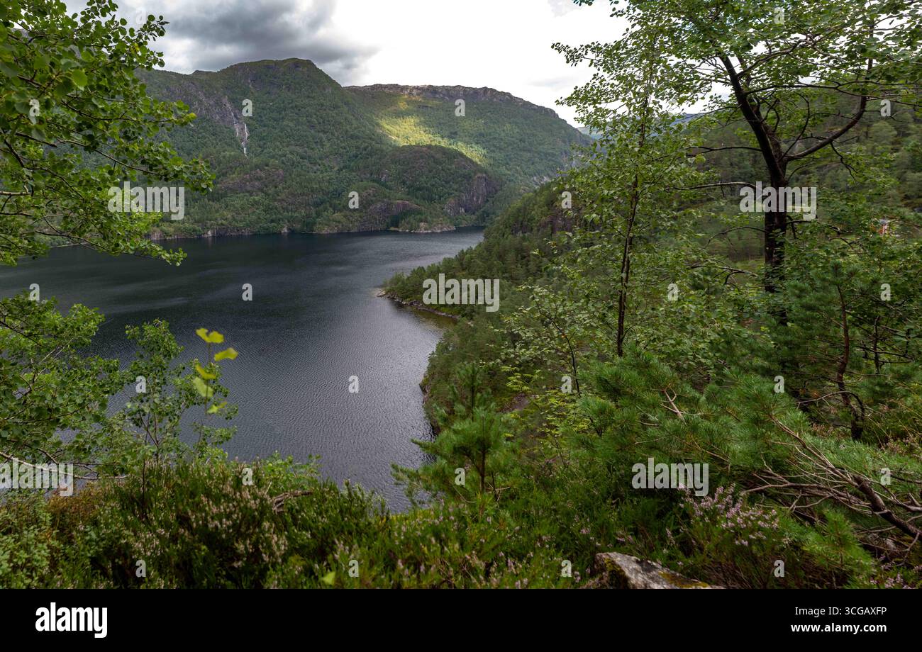 Norwegen, Westnorwegen, Fjord, Fjorde, Wasserfall, Wasserfälle, malerische Landschaft, Natur, Reiseziel, dramatische Landschaft, Skandinavien Stockfoto