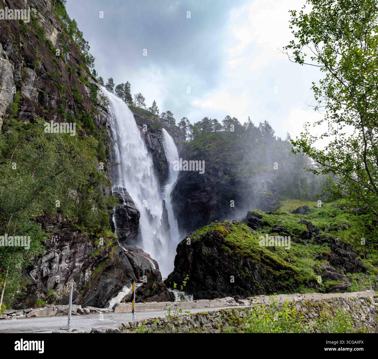 Norwegen, Westnorwegen, Fjord, Fjorde, Wasserfall, Wasserfälle, malerische Landschaft, Natur, Reiseziel, dramatische Landschaft, Skandinavien Stockfoto