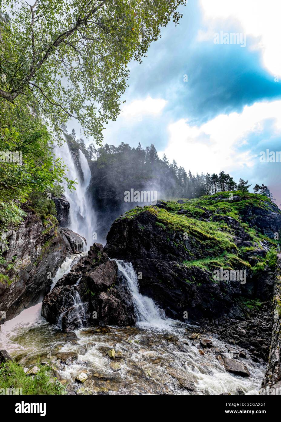 Norwegen, Westnorwegen, Fjord, Fjorde, Wasserfall, Wasserfälle, malerische Landschaft, Natur, Reiseziel, dramatische Landschaft, Skandinavien Stockfoto