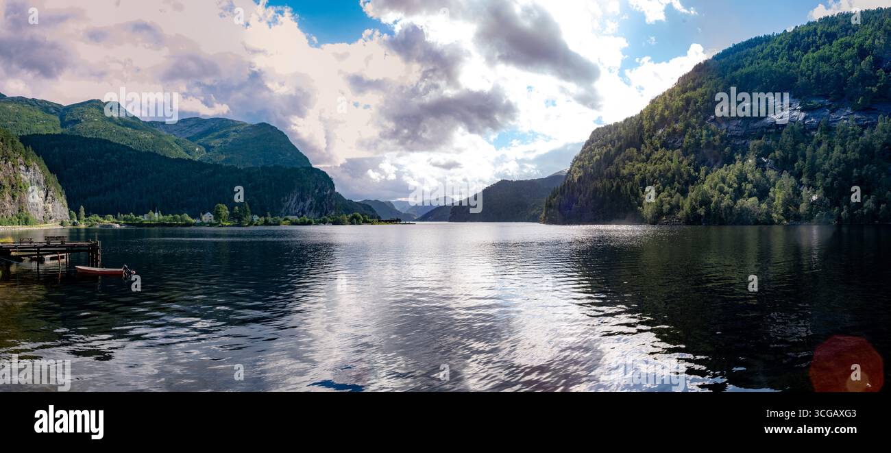 Norwegen, Westnorwegen, Fjord, Fjorde, Wasserfall, Wasserfälle, malerische Landschaft, Natur, Reiseziel, dramatische Landschaft, Skandinavien Stockfoto