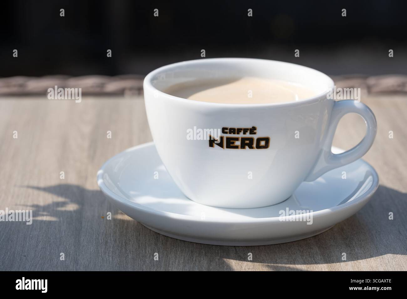 UK. Eine Nahaufnahme eines frischen Kaffees in einer Caffe Nero Tasse. Das Markenzeichen der unabhängigen Kaffeehausfirma ist auf der Tasse deutlich zu erkennen Stockfoto