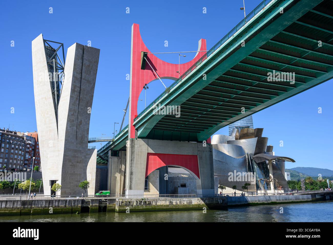 Die Salbeko Zubia Brücke, La Salve Brücke über den Nervion mit dem Guggenheim Museum im Hintergrund, Bilbao, Baskenland, Nordspanien Stockfoto