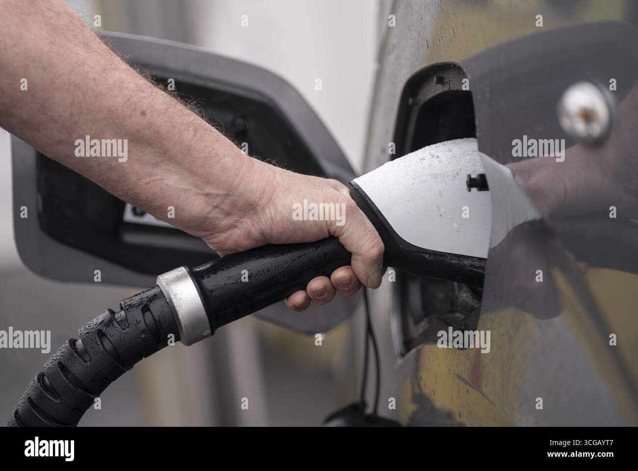 EMBARGOED BIS 0001 DONNERSTAG, 28. AUGUST Dateifoto vom 4/2024 einer Ladestation für Elektrofahrzeuge an der Skelton Lake Service Station in Leeds. Die ersten Elektroautos, die für 3.750 £ Kaufzuschüsse in Frage kommen, wurden angekündigt. Fahrer, die entweder einen Ford Puma Gen-E oder einen e-Tourneo Fahrer kaufen, haben Anspruch auf den Rabatt, so das Department for Transport (DFT). Die Preissenkung von 3.750 GBP ist das Maximum, das im Rahmen der staatlichen Förderregelung für Elektrofahrzeuge in Höhe von 650 Millionen GBP zur Verfügung steht. Ausgabedatum: Donnerstag, 28. August 2025. Stockfoto