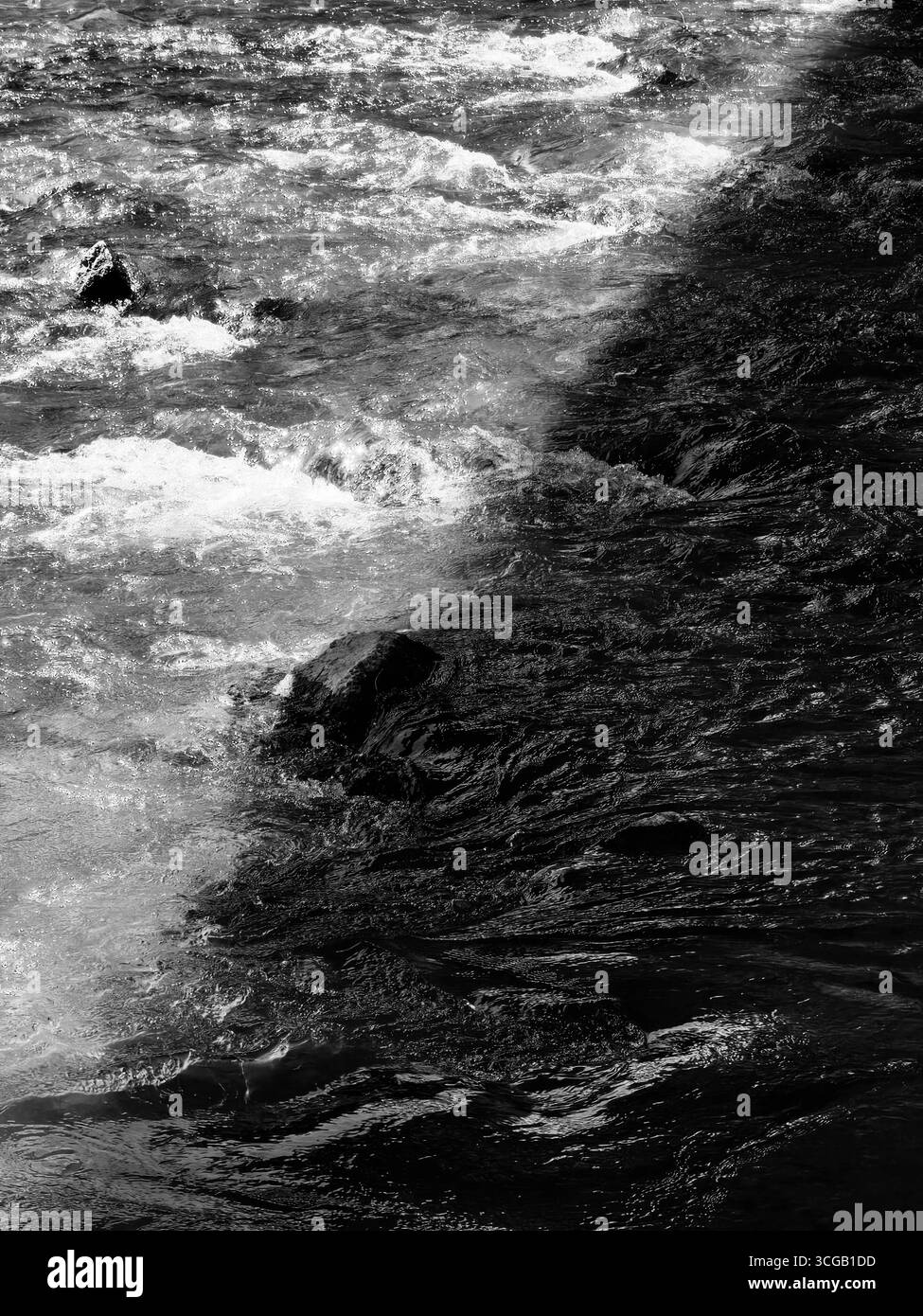 Fluss. Schatten und Sonnenlicht monochrome Farbtöne. Stockfoto