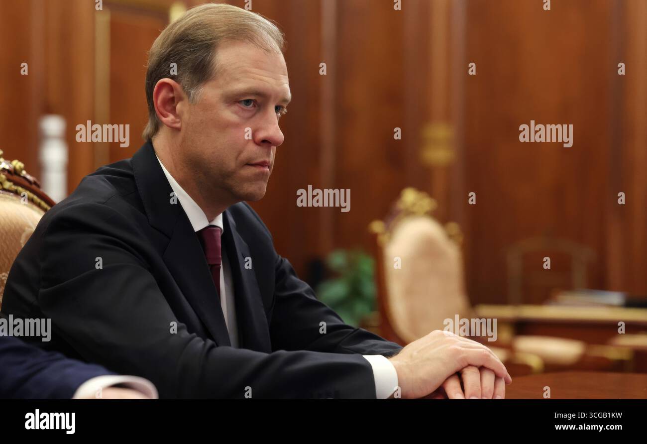 Moskau, Russland. August 2025. Der erste stellvertretende russische Premierminister Denis Manturow, hört während eines Treffens mit Mitgliedern der russischen Regierung unter dem Vorsitz von Präsident Wladimir Putin im Kreml am 27. August 2025 in Moskau zu. Quelle: Vyacheslav Prokofyev/Kreml Pool/Alamy Live News Stockfoto