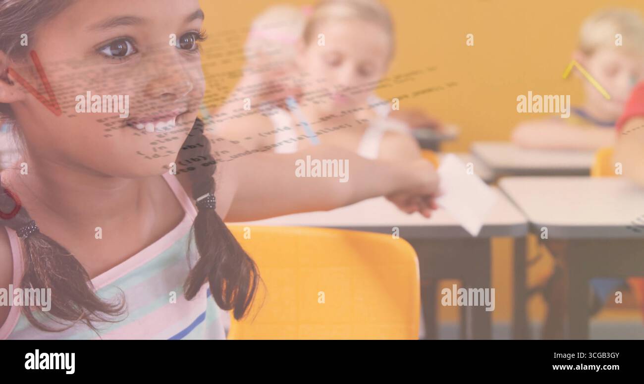 Lächelndes Mädchen mit gestreiftem Oberteil, ausziehendem Arm im orangen Klassenzimmer mit gelben Stühlen, Kopierraum Stockfoto