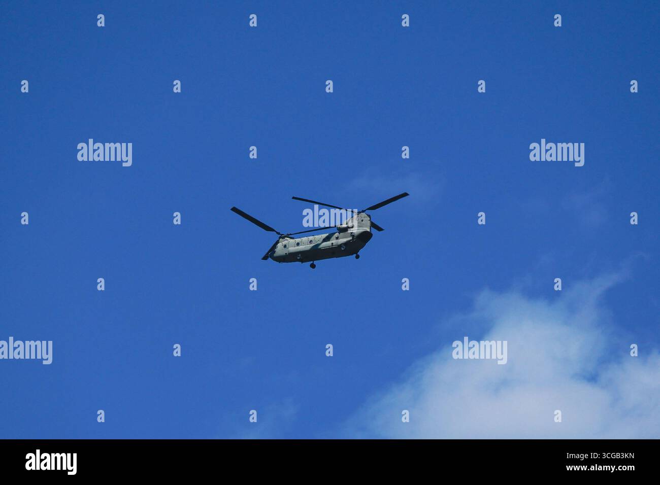 Boeing CH-47 Chinook im Flug über Budapest Stockfoto