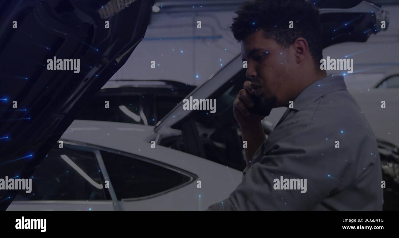 Mechaniker mit Hemd, der den Motor in der Garage überprüft, mit Smartphone und weißer Limousine, Kopierraum Stockfoto