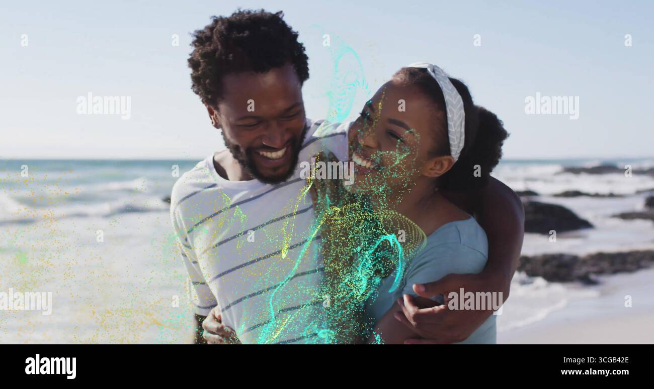 Ein lächelndes Paar trägt ein schulterfreies Oberteil und ein weißes T-Shirt am Strand mit weißem Stirnband Stockfoto