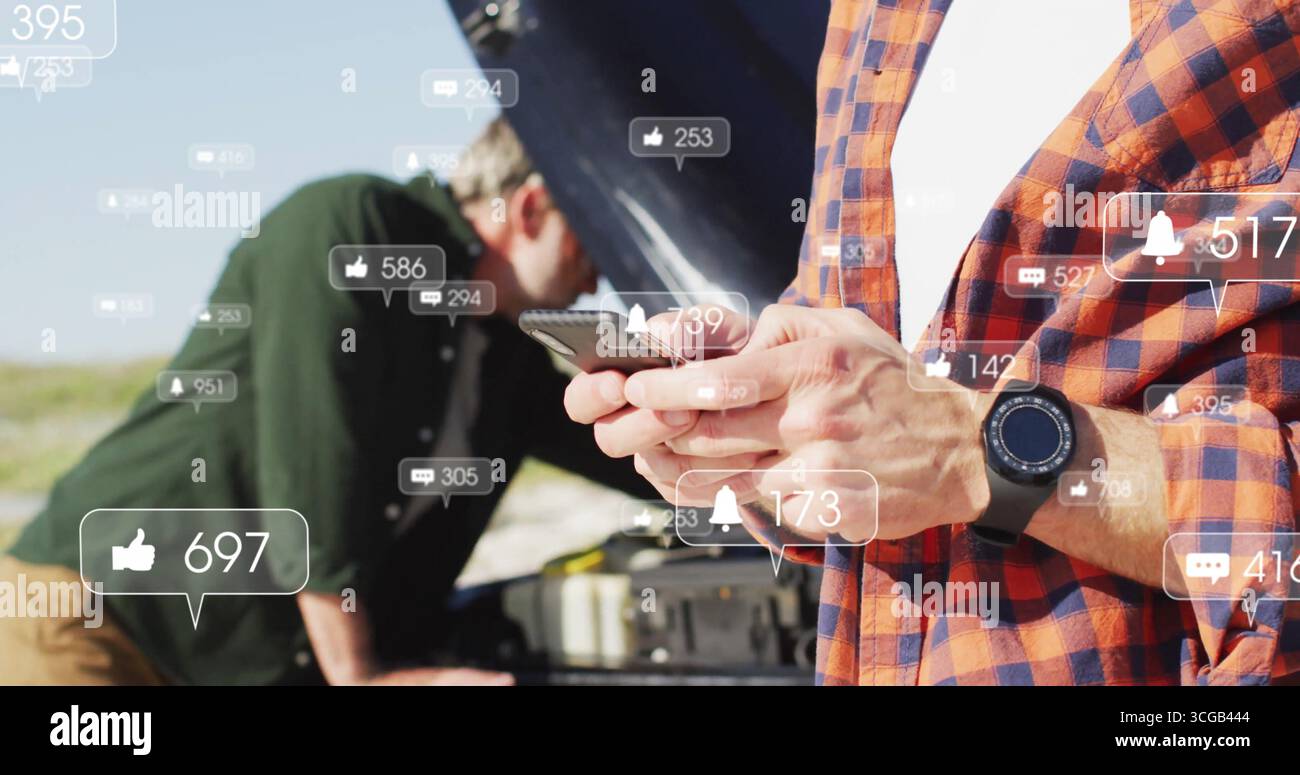 Ein Smartphone-Mann im karierten Hemd am Straßenrand, mit offenem Auto und Social-Media-Ikonen, Kopierraum Stockfoto
