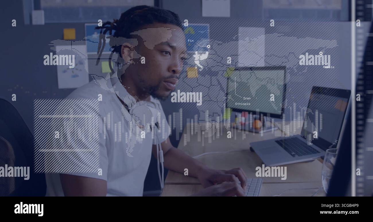 Analyse digitaler Datenüberlagerungen durch männlichen Techniker, der an einem modernen Bürotisch arbeitet, mit zwei Monitoren Stockfoto