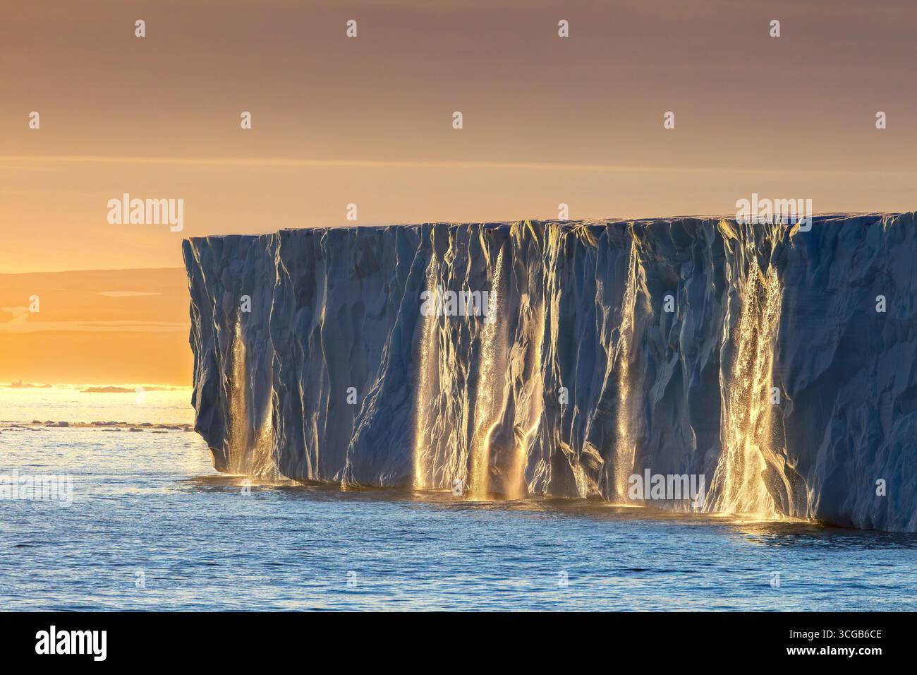 Wasserfälle am Rand des Brasvellbreen Gletschers von der Eiskappe Austfonna, die bei Sonnenuntergang in die Barentssee mündet, Nordaustlandet, Spitzbergen Stockfoto