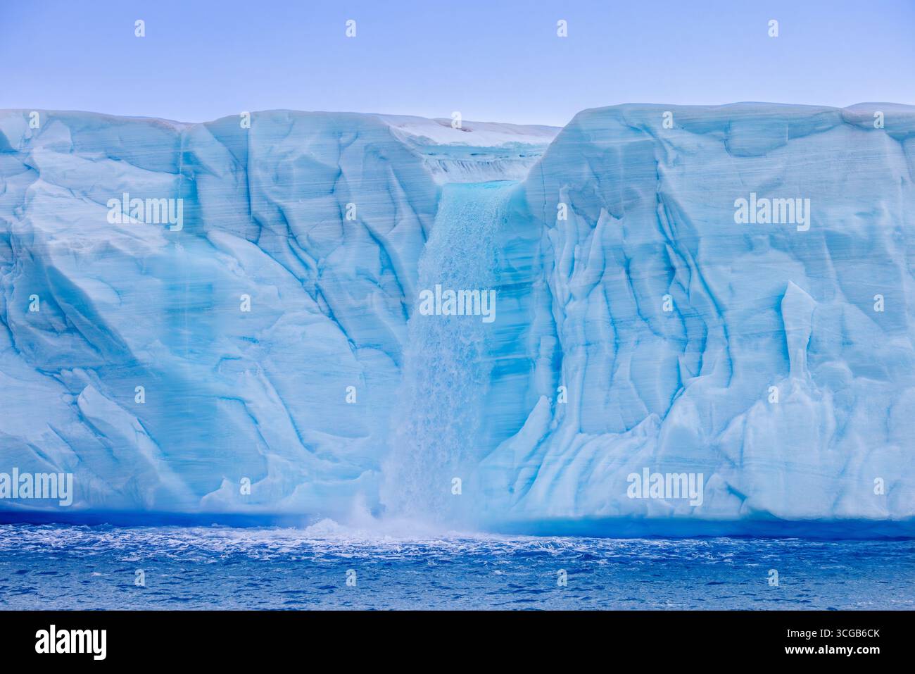 Wasserfall am Rande des Brasvellbreen-Gletschers von der Eiskappe Austfonna, die in die Barentssee, Nordaustlandet, Svalbard/Spitsbergen hinausragt Stockfoto