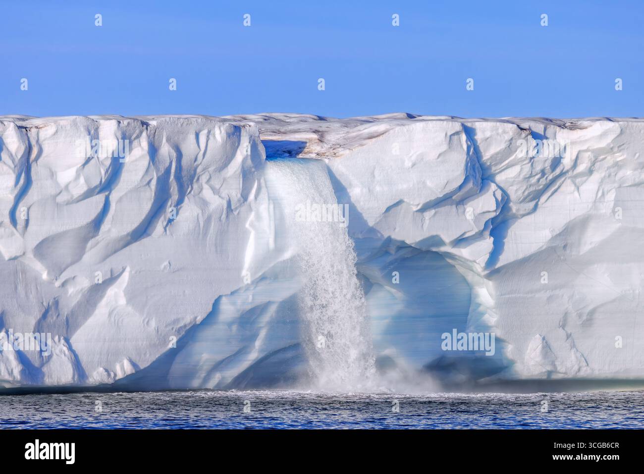 Wasserfall am Rande des Brasvellbreen-Gletschers von der Eiskappe Austfonna, die in die Barentssee, Nordaustlandet, Svalbard/Spitsbergen hinausragt Stockfoto