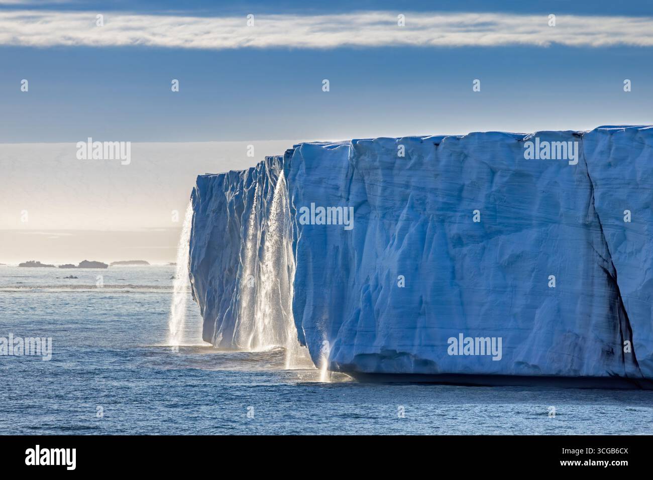 Wasserfall am Rand des Brasvellbreen Gletschers von der Eiskappe Austfonna, der Süßwasser in die Barentssee, Nordaustlandet, Spitzbergen gießt Stockfoto