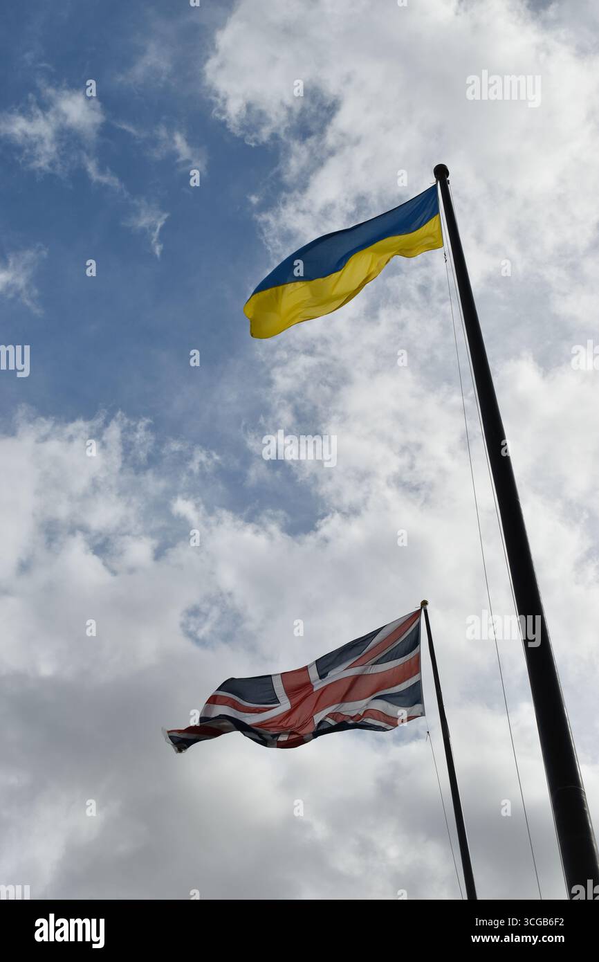 Die ukrainische Flagge fliegt am 24. August zusammen mit der Union Jack in den Büros des Stadtrates von Milton Keynes. Stockfoto