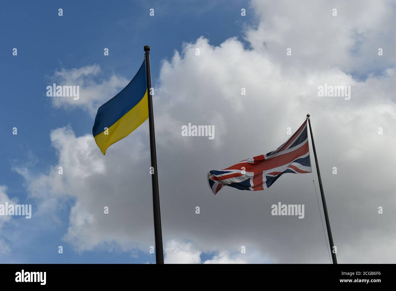 Die ukrainische Flagge fliegt am 24. August zusammen mit der Union Jack in den Büros des Stadtrates von Milton Keynes. Stockfoto