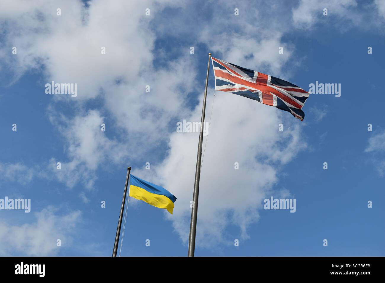 Die ukrainische Flagge fliegt am 24. August zusammen mit der Union Jack in den Büros des Stadtrates von Milton Keynes. Stockfoto