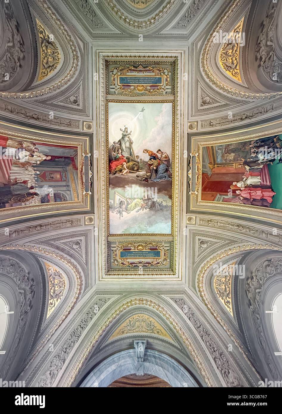 VATIKANSTADT, ROM, ITALIEN - 2. AUGUST 2025 wunderschöne bemalte Decke mit vergoldetem Stuck in der Galleria dei Candelabri von Pio-Clementino Mu Stockfoto