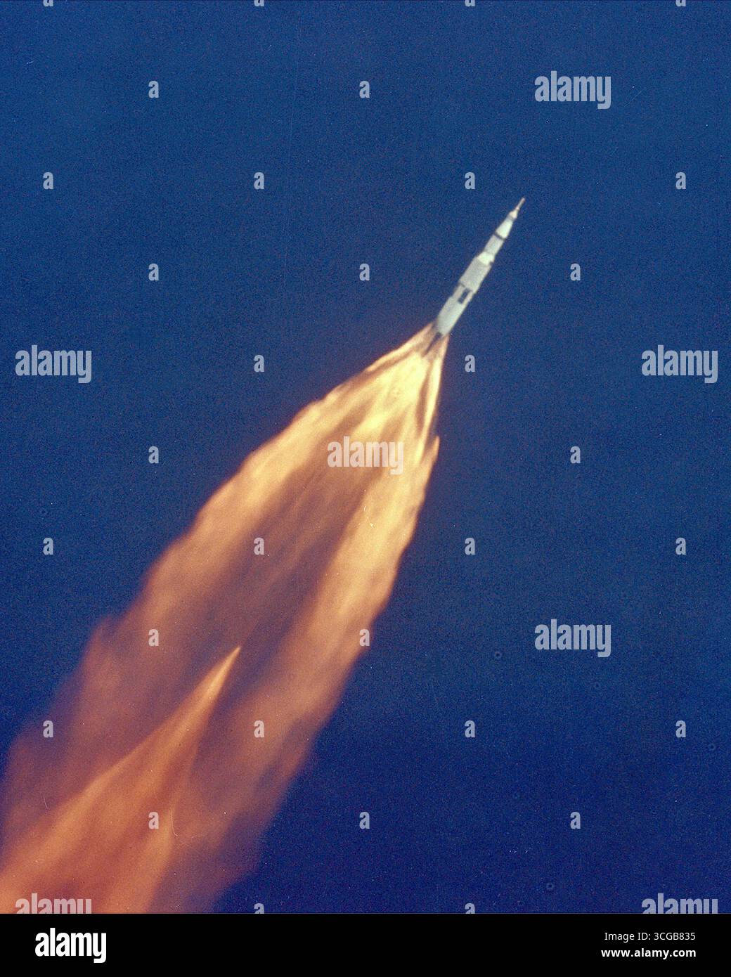 Das Apollo 11 Saturn V Raumfahrzeug steigt nach dem Abheben von Pad 39A um 9:32 Uhr EDT in Richtung Umlaufbahn. In 2 1/2 Minuten motorisierter Fahrt hebt der S-IC-Booster das Fahrzeug auf eine Höhe von etwa 39 Meilen und etwa 55 Meilen DownRange. Dieses Foto wurde mit einer 70-mm-Teleskopkamera aufgenommen, die in einem Flugzeug der Air Force EC-135N montiert ist. An Bord sind die Astronauten Neil A. Armstrong, Michael Collins und Edwin E. Aldrin, Jr. Dieser Archivdruck ist in den folgenden Größen erhältlich: 15,95 x 23,95 cm, cm, cm, cm, cm, cm, 59,95 cm, 99,95 €, inkl. GRATIS SHI Stockfoto