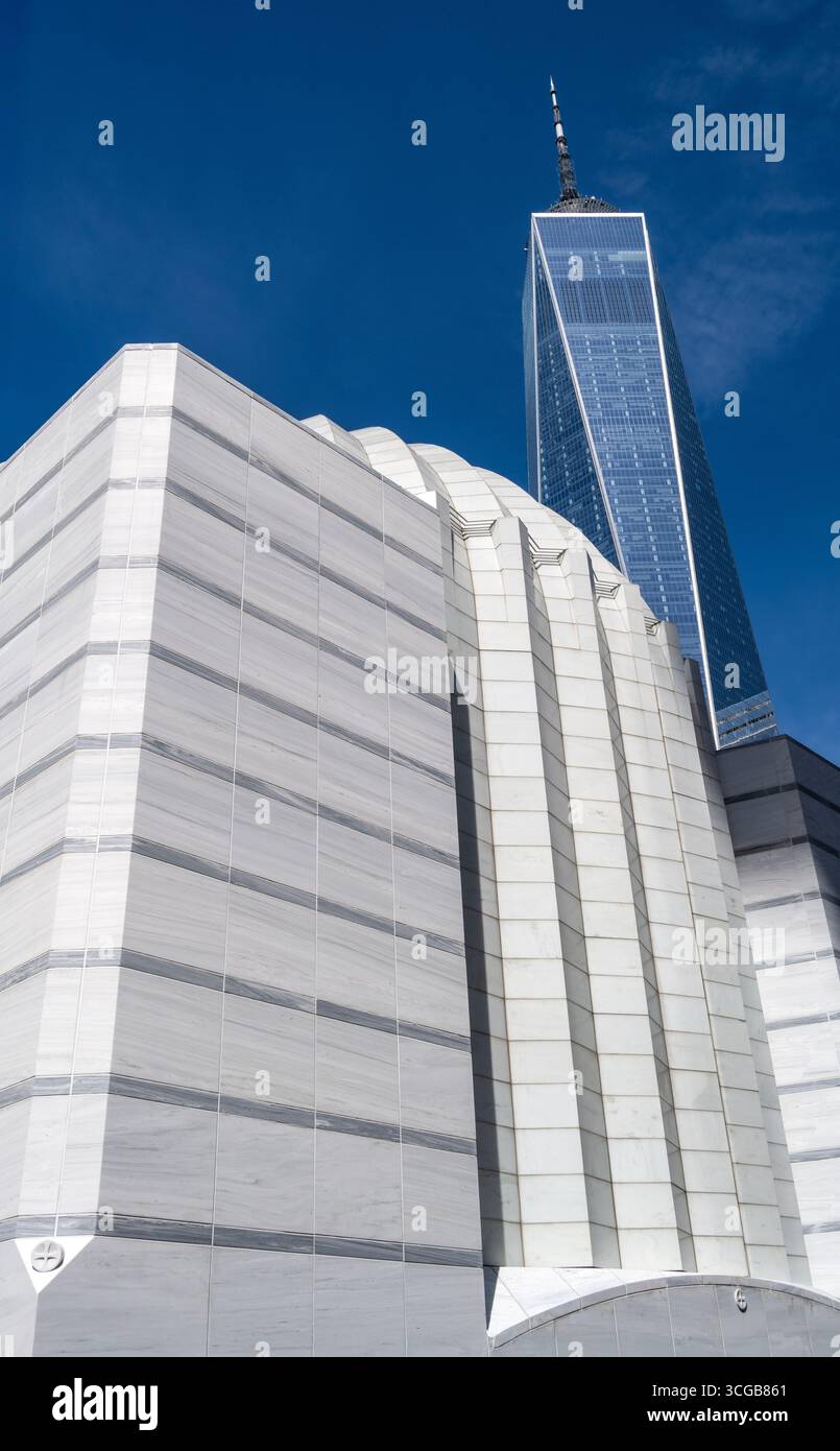 Griechisch-orthodoxe Churche St. Nikolaus und das One World Trade Center Gebäude Stockfoto
