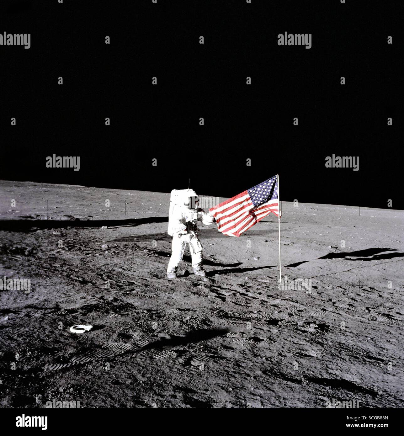 Der Astronaut Charles 'Pete' Conrad steht neben der Flagge der Vereinigten Staaten, nachdem der IS am 19. November 1969 während der ersten außerfahrbaren Aktivität (EVA-1) auf der Mondoberfläche entfaltet wurde. Mehrere Fußabdrücke der Crew sind auf dem Foto zu sehen. Fotograf: NASA / Alan Bean dieser Archivdruck ist in den folgenden Größen erhältlich: 8' x 10' $15,95 W/ KOSTENLOSER VERSAND 11' x 14' $23,95 W/ KOSTENLOSER VERSAND 16' x 20' $59,95 W/ KOSTENLOSER VERSAND 20' x 24' $99,95 W/ KOSTENLOSER VERSAND * das American Photoarchiv Wasserzeichen erscheint nicht auf Ihrem Ausdruck. Stockfoto