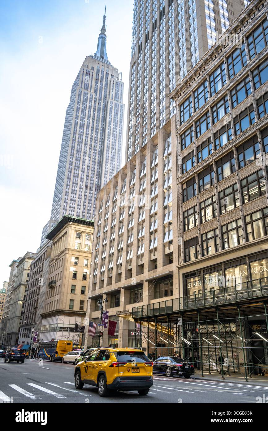 Empire State Building und gelbes Taxi in NYC Stockfoto