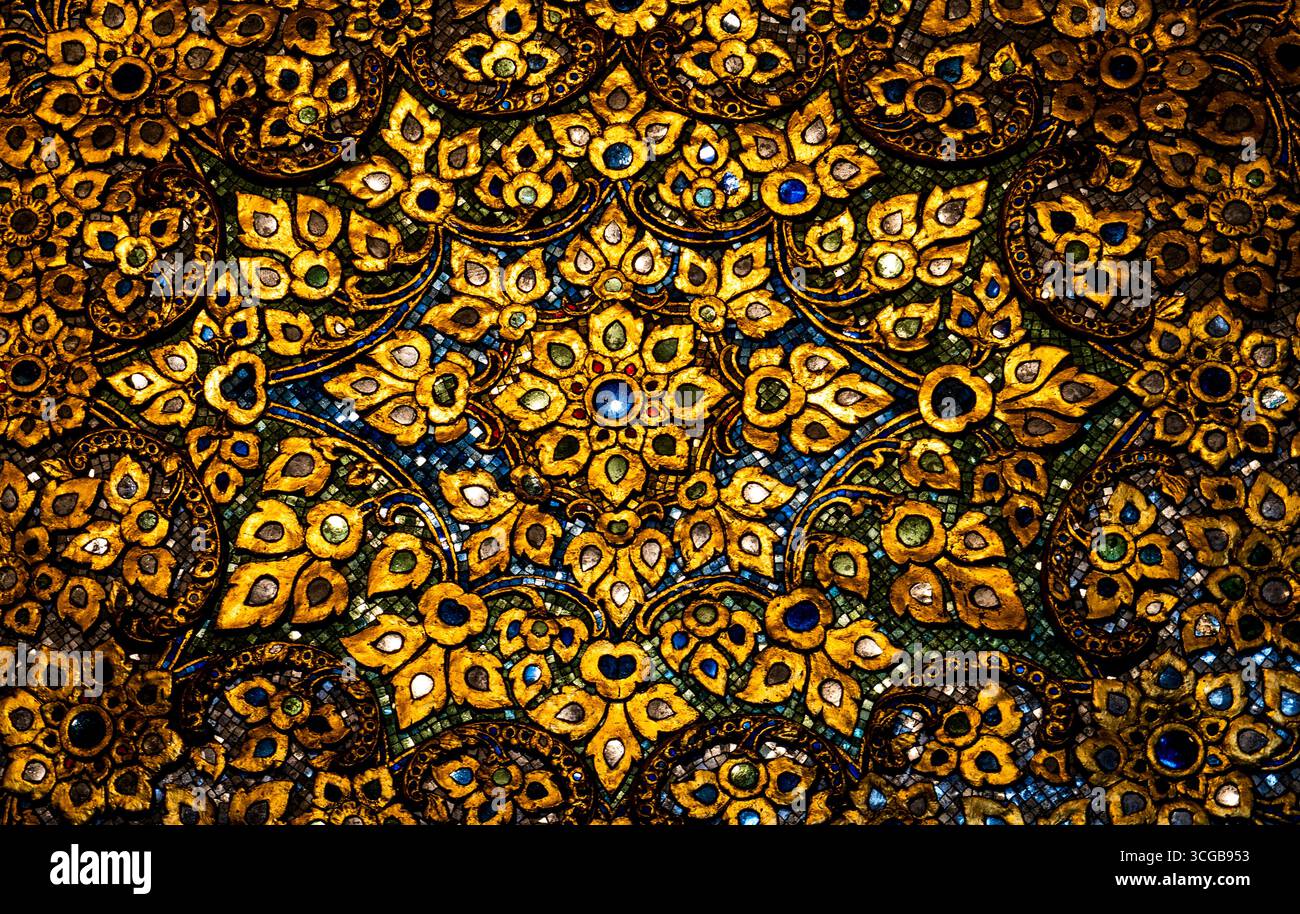 Raffiniertes goldenes Blumenmuster mit blauen und weißen Akzenten, dekoratives Design Stockfoto