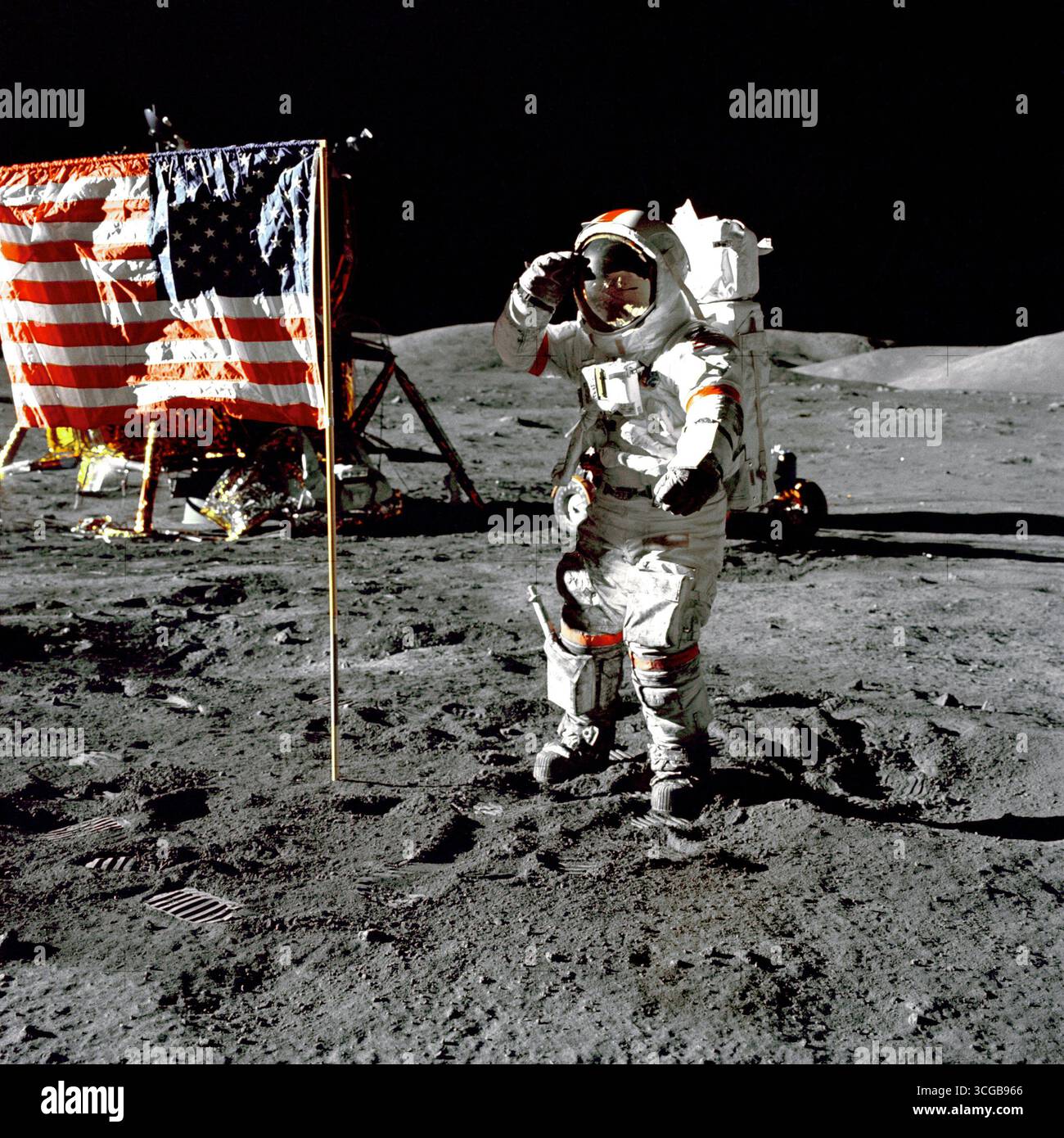 Cernan Sprung salutiert Flagge. Eugene A. Cernan, Commander, Apollo 17 grüßt die Flagge auf der Mondoberfläche während Extravehicular Activity (EVA) auf die Mission der NASA letzten Mondlandung. Die Mondlandefähre "Challenger" ist links im Hintergrund hinter der Fahne und der Lunar Roving Vehicle (LRV) auch im Hintergrund hinter ihm. Während Astronauten Cernan und Schmitt in der Herausforderer zur Erkundung der Taurus-Littrow-Region des Mondes, Ronald E. Evans, Befehl Modul-Pilot, Astronaut herab mit Command/Service Module (CSM) "America" im lunar Orbit blieb. Fotograf: NASA Harrison Schmitt Stockfoto