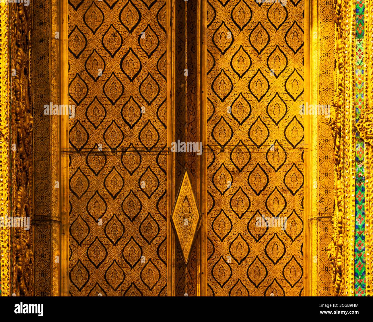 Komplizierte goldgemusterte Tür mit Diamantformen und Blumenmotiven im Königspalast von Bangkok Stockfoto