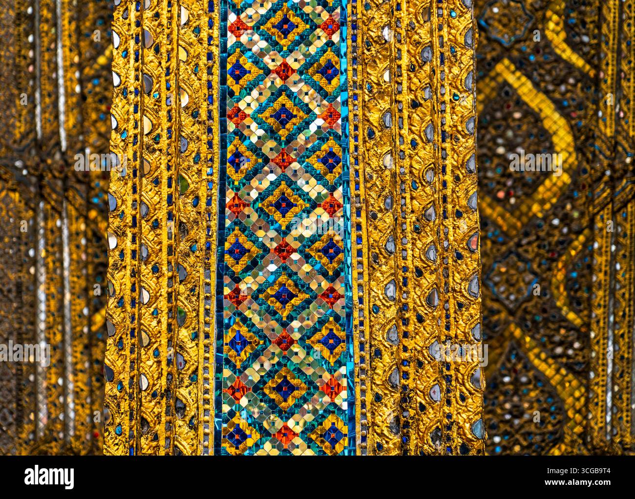Komplexe goldene und farbenfrohe Mosaikmuster an einer Tempelwand Stockfoto