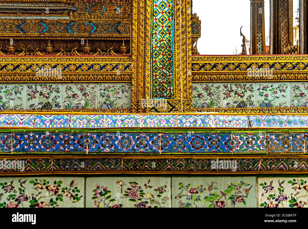 Komplizierte Details der kunstvollen Architektur mit bunten Fliesen und Blumenmustern Stockfoto