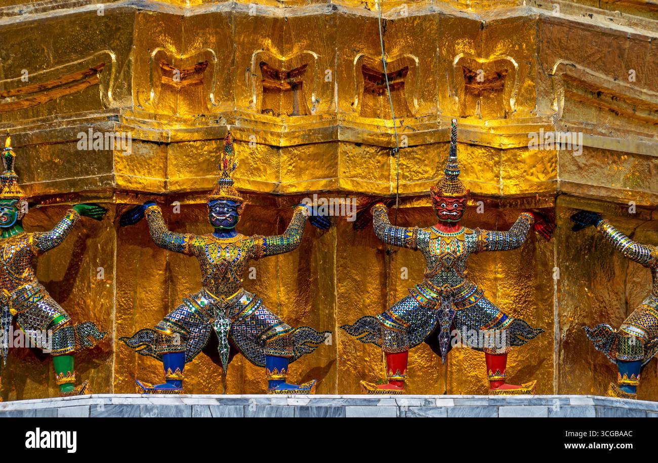 Farbenfrohe Statuen von mythischen Figuren, die eine goldene Struktur, komplizierte Details und lebendige Farben, traditionelle Architektur Stockfoto