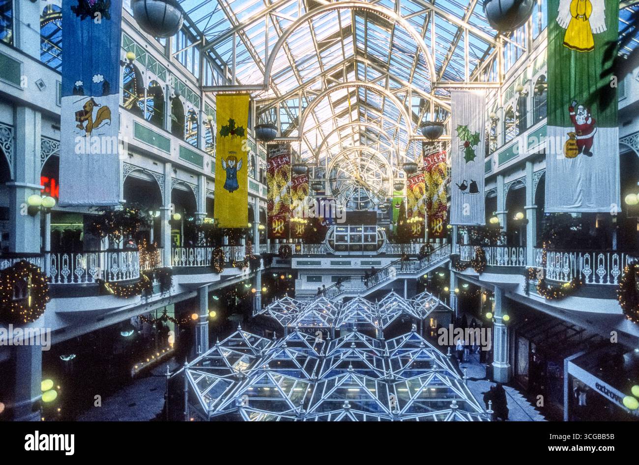 1998 Archivfoto des Innenraums von Stephen's Green Shopping Centre, Dublin. Stockfoto