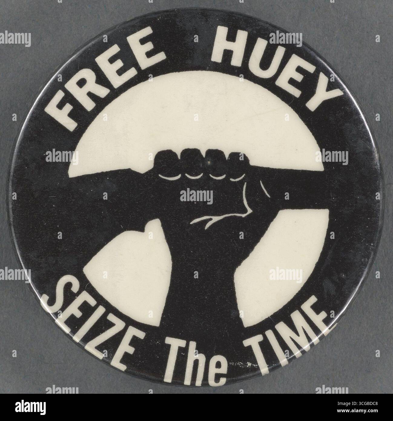 Politischer Button mit der Aufschrift „Freier Huey, nutze die Zeit“, unterstützt die Kampagne zur Freilassung von Huey P. Newton, Mitbegründer der Black Panther Party. USA, ca. 1967–1970. Stockfoto