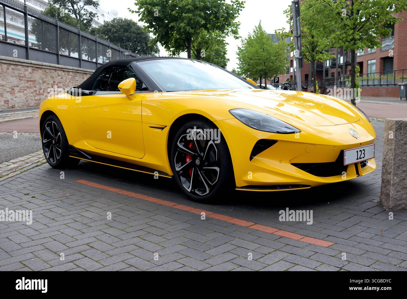 Eine Dreiviertelansicht des neuen Elektrosportwagens MG Cyberster mit attraktivem Design des SAIC Design Studios. Stockfoto