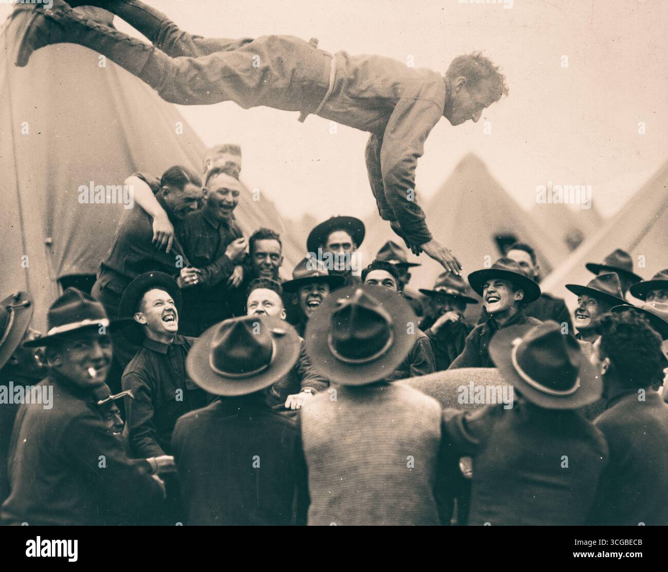 Lewis Hine (US-amerikanisch, 1874–1940), US-amerikanischer Soldat, der in der Luft geworfen wurde. Stockfoto