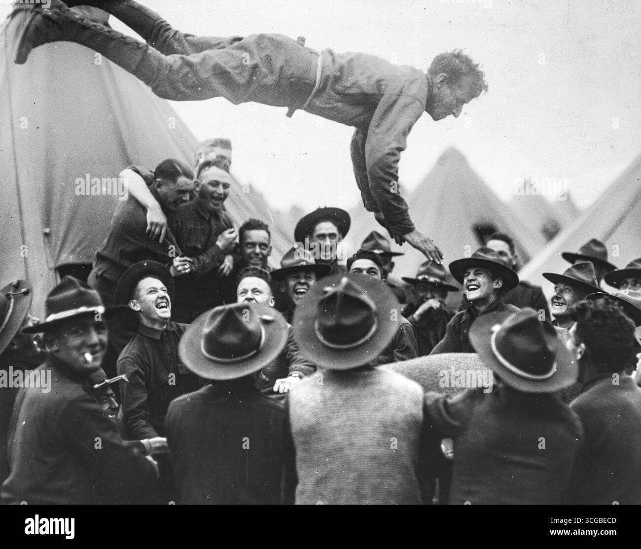 Lewis Hine (US-amerikanisch, 1874–1940), US-amerikanischer Soldat, der in der Luft geworfen wurde. Stockfoto