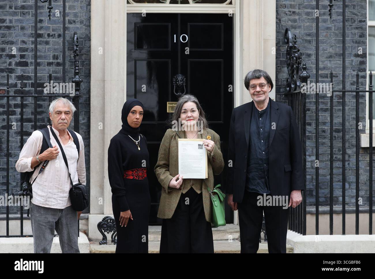London, UK, 27. August 2025. NUJ-Beamte überreichten einen Brief an die Downing St 10 mit Fragen und Forderungen an Premierminister Keir Starmer, gefolgt von einer Zeremonie vor der Downing St, in der Journalisten aus Gaza für ihre mutige Berichterstattung in Palästina während des Krieges mit Israel geehrt wurden. Die Namen der bisher getöteten Journalisten wurden von NUJ-Mitgliedern aufgehalten. Kredit : Monica Wells/Alamy Live News Stockfoto London, UK, 27. August 2025. NUJ-Beamte überreichten einen Brief an die Downing St 10 mit Fragen und Forderungen an Premierminister Keir Starmer, gefolgt von einer Zeremonie vor der Downing St, in der Journalisten aus Gaza für ihre mutige Berichterstattung in Palästina während des Krieges mit Israel geehrt wurden. Die Namen der bisher getöteten Journalisten wurden von NUJ-Mitgliedern aufgehalten. Kredit : Monica Wells/Alamy Live News Stockfoto