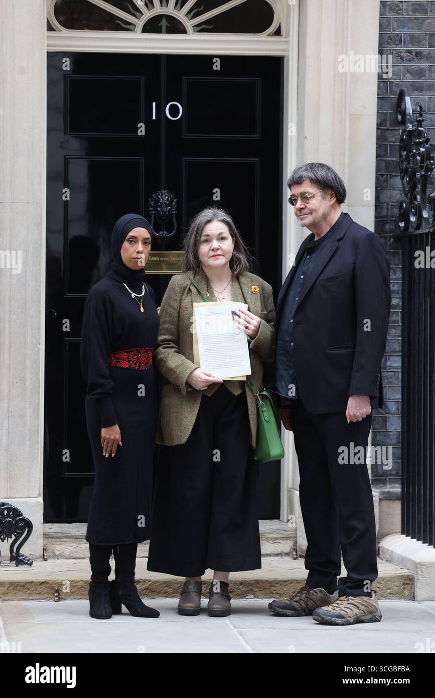 London, UK, 27. August 2025. NUJ-Beamte überreichten einen Brief an die Downing St 10 mit Fragen und Forderungen an Premierminister Keir Starmer, gefolgt von einer Zeremonie vor der Downing St, in der Journalisten aus Gaza für ihre mutige Berichterstattung in Palästina während des Krieges mit Israel geehrt wurden. Die Namen der bisher getöteten Journalisten wurden von NUJ-Mitgliedern aufgehalten. Kredit : Monica Wells/Alamy Live News Stockfoto London, UK, 27. August 2025. NUJ-Beamte überreichten einen Brief an die Downing St 10 mit Fragen und Forderungen an Premierminister Keir Starmer, gefolgt von einer Zeremonie vor der Downing St, in der Journalisten aus Gaza für ihre mutige Berichterstattung in Palästina während des Krieges mit Israel geehrt wurden. Die Namen der bisher getöteten Journalisten wurden von NUJ-Mitgliedern aufgehalten. Kredit : Monica Wells/Alamy Live News Stockfoto