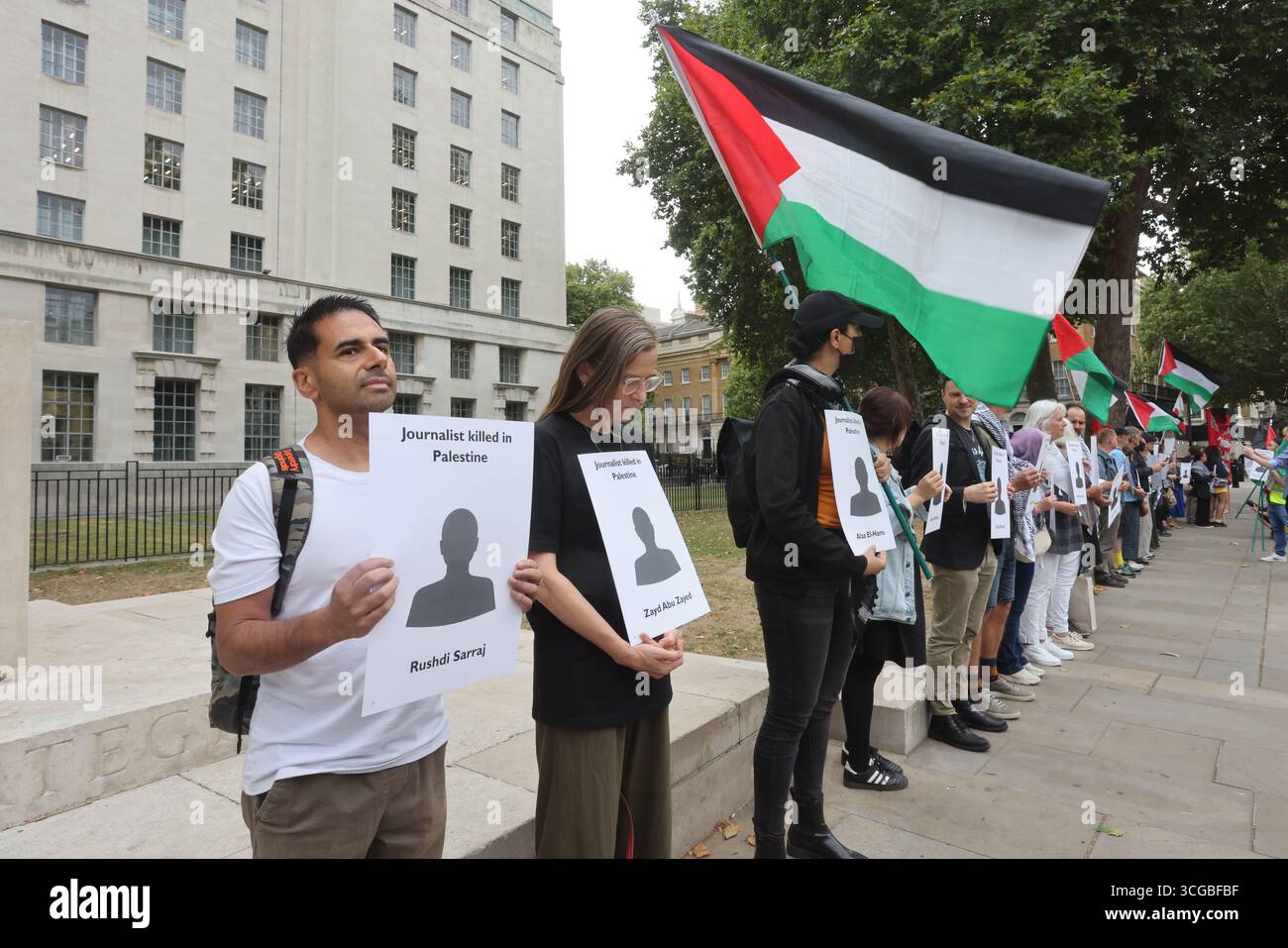 London, UK, 27. August 2025. NUJ-Beamte überreichten einen Brief an die Downing St 10 mit Fragen und Forderungen an Premierminister Keir Starmer, gefolgt von einer Zeremonie vor der Downing St, in der Journalisten aus Gaza für ihre mutige Berichterstattung in Palästina während des Krieges mit Israel geehrt wurden. Die Namen der bisher getöteten Journalisten wurden von NUJ-Mitgliedern aufgehalten. Kredit : Monica Wells/Alamy Live News Stockfoto London, UK, 27. August 2025. NUJ-Beamte überreichten einen Brief an die Downing St 10 mit Fragen und Forderungen an Premierminister Keir Starmer, gefolgt von einer Zeremonie vor der Downing St, in der Journalisten aus Gaza für ihre mutige Berichterstattung in Palästina während des Krieges mit Israel geehrt wurden. Die Namen der bisher getöteten Journalisten wurden von NUJ-Mitgliedern aufgehalten. Kredit : Monica Wells/Alamy Live News Stockfoto
