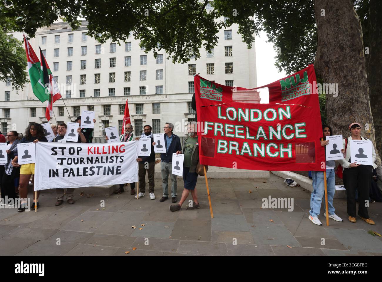 London, UK, 27. August 2025. NUJ-Beamte überreichten einen Brief an die Downing St 10 mit Fragen und Forderungen an Premierminister Keir Starmer, gefolgt von einer Zeremonie vor der Downing St, in der Journalisten aus Gaza für ihre mutige Berichterstattung in Palästina während des Krieges mit Israel geehrt wurden. Die Namen der bisher getöteten Journalisten wurden von NUJ-Mitgliedern aufgehalten. Kredit : Monica Wells/Alamy Live News Stockfoto London, UK, 27. August 2025. NUJ-Beamte überreichten einen Brief an die Downing St 10 mit Fragen und Forderungen an Premierminister Keir Starmer, gefolgt von einer Zeremonie vor der Downing St, in der Journalisten aus Gaza für ihre mutige Berichterstattung in Palästina während des Krieges mit Israel geehrt wurden. Die Namen der bisher getöteten Journalisten wurden von NUJ-Mitgliedern aufgehalten. Kredit : Monica Wells/Alamy Live News Stockfoto