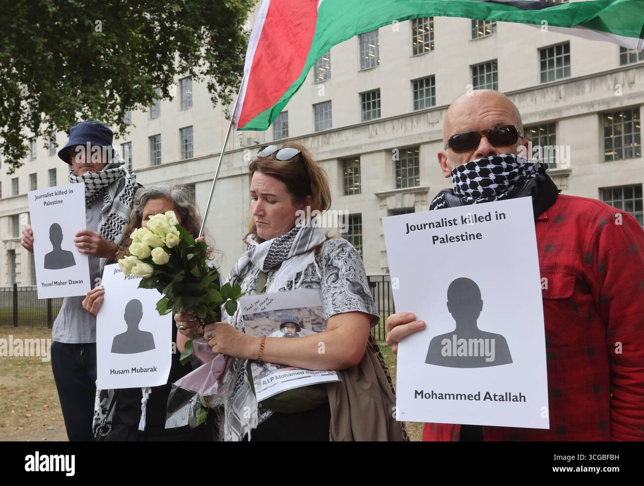 London, UK, 27. August 2025. NUJ-Beamte überreichten einen Brief an die Downing St 10 mit Fragen und Forderungen an Premierminister Keir Starmer, gefolgt von einer Zeremonie vor der Downing St, in der Journalisten aus Gaza für ihre mutige Berichterstattung in Palästina während des Krieges mit Israel geehrt wurden. Die Namen der bisher getöteten Journalisten wurden von NUJ-Mitgliedern aufgehalten. Kredit : Monica Wells/Alamy Live News Stockfoto London, UK, 27. August 2025. NUJ-Beamte überreichten einen Brief an die Downing St 10 mit Fragen und Forderungen an Premierminister Keir Starmer, gefolgt von einer Zeremonie vor der Downing St, in der Journalisten aus Gaza für ihre mutige Berichterstattung in Palästina während des Krieges mit Israel geehrt wurden. Die Namen der bisher getöteten Journalisten wurden von NUJ-Mitgliedern aufgehalten. Kredit : Monica Wells/Alamy Live News Stockfoto