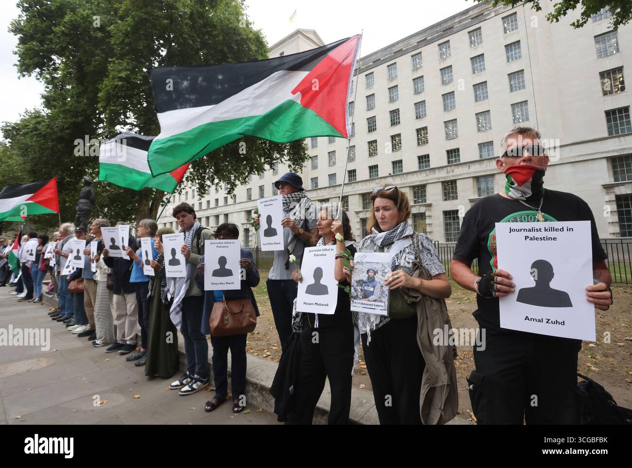 London, UK, 27. August 2025. NUJ-Beamte überreichten einen Brief an die Downing St 10 mit Fragen und Forderungen an Premierminister Keir Starmer, gefolgt von einer Zeremonie vor der Downing St, in der Journalisten aus Gaza für ihre mutige Berichterstattung in Palästina während des Krieges mit Israel geehrt wurden. Die Namen der bisher getöteten Journalisten wurden von NUJ-Mitgliedern aufgehalten. Kredit : Monica Wells/Alamy Live News Stockfoto London, UK, 27. August 2025. NUJ-Beamte überreichten einen Brief an die Downing St 10 mit Fragen und Forderungen an Premierminister Keir Starmer, gefolgt von einer Zeremonie vor der Downing St, in der Journalisten aus Gaza für ihre mutige Berichterstattung in Palästina während des Krieges mit Israel geehrt wurden. Die Namen der bisher getöteten Journalisten wurden von NUJ-Mitgliedern aufgehalten. Kredit : Monica Wells/Alamy Live News Stockfoto