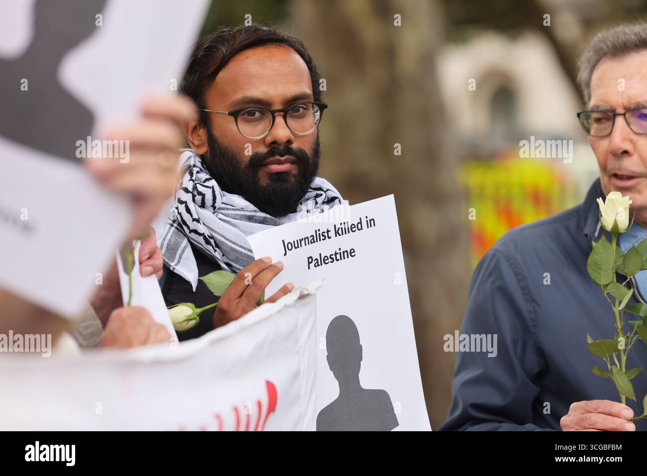 London, UK, 27. August 2025. NUJ-Beamte überreichten einen Brief an die Downing St 10 mit Fragen und Forderungen an Premierminister Keir Starmer, gefolgt von einer Zeremonie vor der Downing St, in der Journalisten aus Gaza für ihre mutige Berichterstattung in Palästina während des Krieges mit Israel geehrt wurden. Die Namen der bisher getöteten Journalisten wurden von NUJ-Mitgliedern aufgehalten. Kredit : Monica Wells/Alamy Live News Stockfoto London, UK, 27. August 2025. NUJ-Beamte überreichten einen Brief an die Downing St 10 mit Fragen und Forderungen an Premierminister Keir Starmer, gefolgt von einer Zeremonie vor der Downing St, in der Journalisten aus Gaza für ihre mutige Berichterstattung in Palästina während des Krieges mit Israel geehrt wurden. Die Namen der bisher getöteten Journalisten wurden von NUJ-Mitgliedern aufgehalten. Kredit : Monica Wells/Alamy Live News Stockfoto