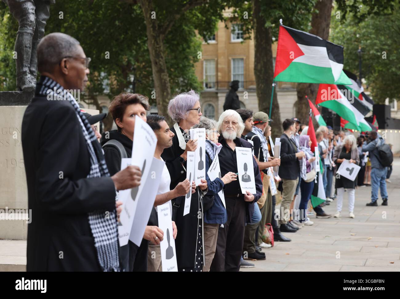London, UK, 27. August 2025. NUJ-Beamte überreichten einen Brief an die Downing St 10 mit Fragen und Forderungen an Premierminister Keir Starmer, gefolgt von einer Zeremonie vor der Downing St, in der Journalisten aus Gaza für ihre mutige Berichterstattung in Palästina während des Krieges mit Israel geehrt wurden. Die Namen der bisher getöteten Journalisten wurden von NUJ-Mitgliedern aufgehalten. Kredit : Monica Wells/Alamy Live News Stockfoto London, UK, 27. August 2025. NUJ-Beamte überreichten einen Brief an die Downing St 10 mit Fragen und Forderungen an Premierminister Keir Starmer, gefolgt von einer Zeremonie vor der Downing St, in der Journalisten aus Gaza für ihre mutige Berichterstattung in Palästina während des Krieges mit Israel geehrt wurden. Die Namen der bisher getöteten Journalisten wurden von NUJ-Mitgliedern aufgehalten. Kredit : Monica Wells/Alamy Live News Stockfoto