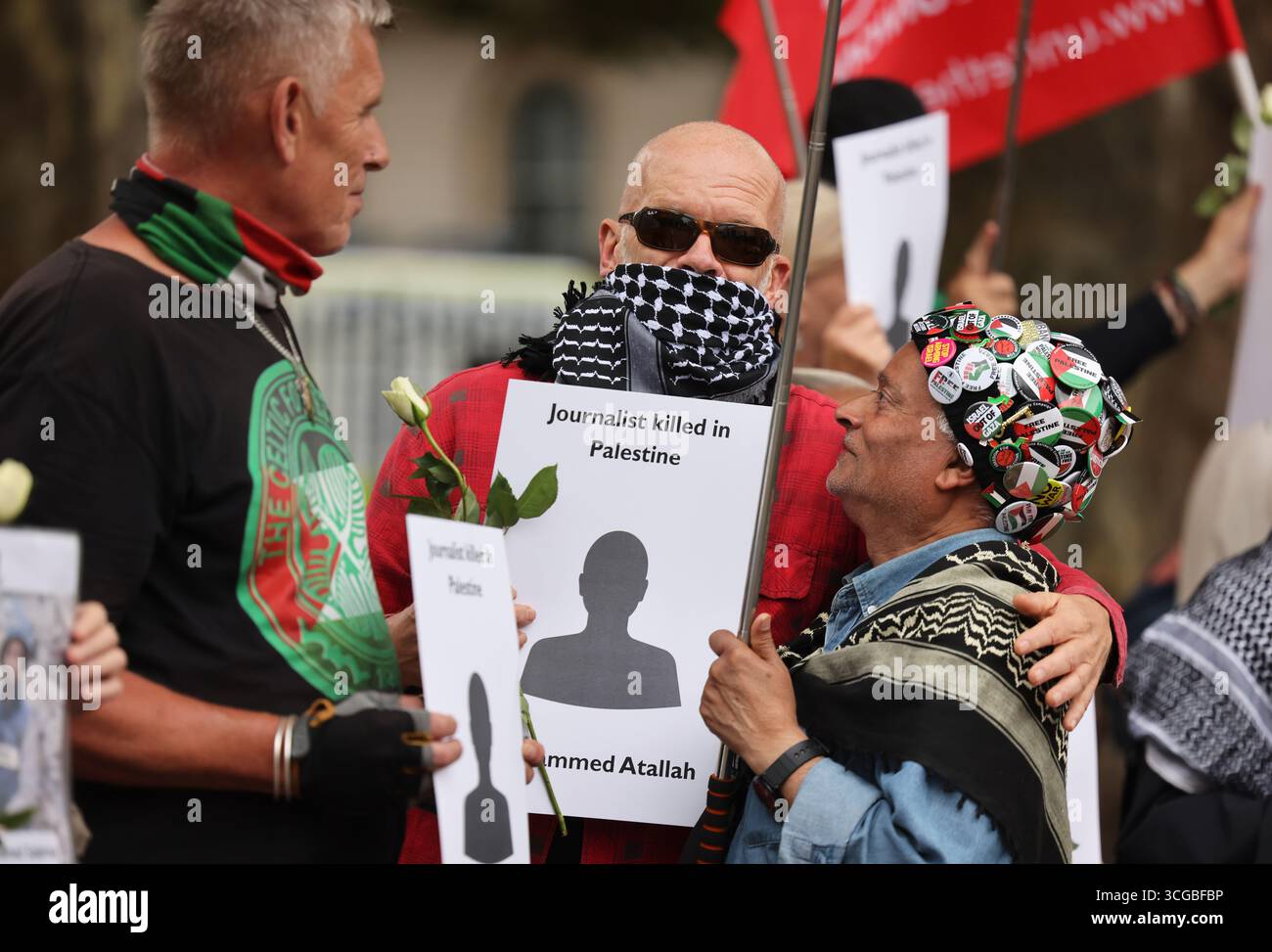 London, UK, 27. August 2025. NUJ-Beamte überreichten einen Brief an die Downing St 10 mit Fragen und Forderungen an Premierminister Keir Starmer, gefolgt von einer Zeremonie vor der Downing St, in der Journalisten aus Gaza für ihre mutige Berichterstattung in Palästina während des Krieges mit Israel geehrt wurden. Die Namen der bisher getöteten Journalisten wurden von NUJ-Mitgliedern aufgehalten. Kredit : Monica Wells/Alamy Live News Stockfoto London, UK, 27. August 2025. NUJ-Beamte überreichten einen Brief an die Downing St 10 mit Fragen und Forderungen an Premierminister Keir Starmer, gefolgt von einer Zeremonie vor der Downing St, in der Journalisten aus Gaza für ihre mutige Berichterstattung in Palästina während des Krieges mit Israel geehrt wurden. Die Namen der bisher getöteten Journalisten wurden von NUJ-Mitgliedern aufgehalten. Kredit : Monica Wells/Alamy Live News Stockfoto